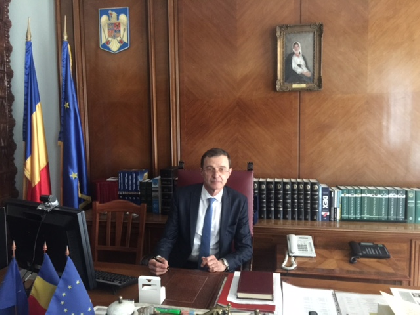 salone torino, il presidente dell'accademia romena, i.a.pop, presenta storia della transilvania