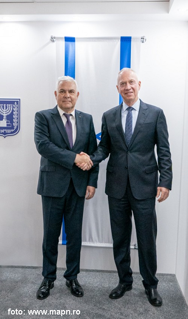 פגישה בין שר ההגנה הרומני לבין מקבילו הישראלי
