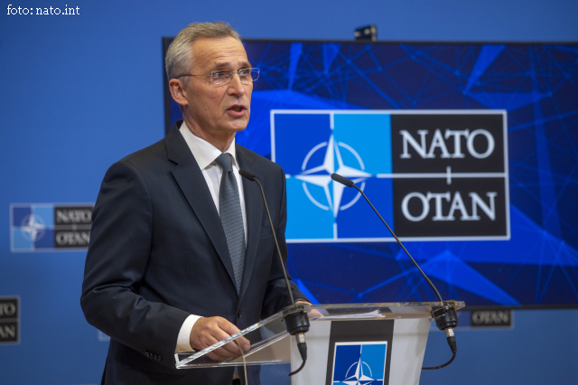 NATO – vigilenţă criscută pi flanculu esticu