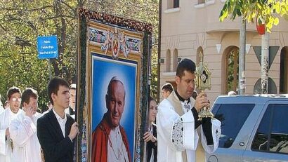 Religione: processione reliquie Giovanni Paolo II a Bucarest