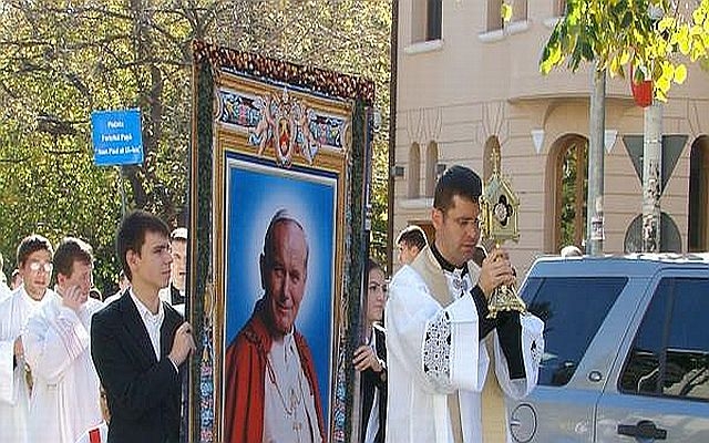 Religione: processione reliquie Giovanni Paolo II a Bucarest