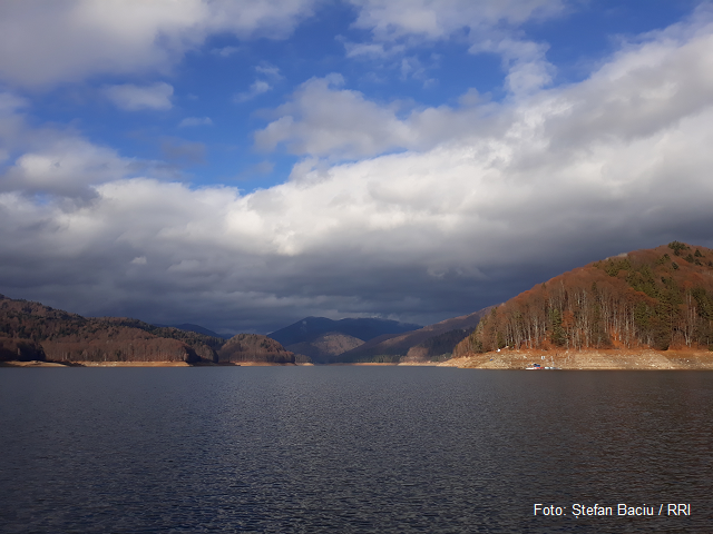 Le lac et le barrage de Vidraru