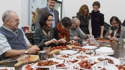 Saucisses roumaines et ragoût de pommes de terre aux saucisses.