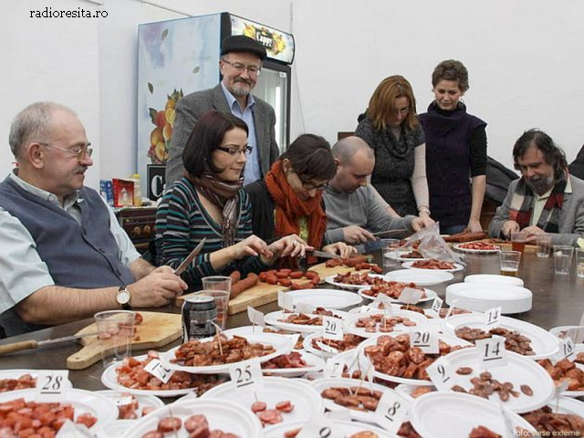 Saucisses roumaines et ragoût de pommes de terre aux saucisses.