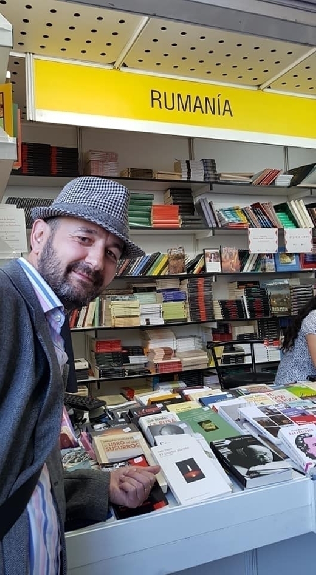 El poeta Gelu Vlaşin en la Feria del Libro de Madrid