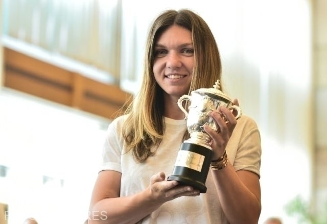 Simona Halep, pe Arena Națională cu trofeul Roland Garros