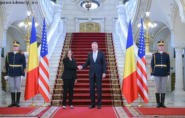 Romania-USA: colloqui tra il presidente Klaus Iohannis e la vicepresidente Kamala Harris a Bucarest