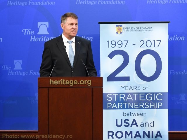 Президент Румунії каже, що альтернативи НАТО не існує