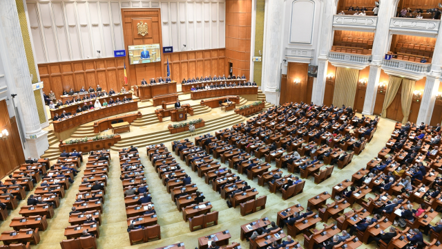 Schlagabtausch zwischen Regierung und Opposition an der feierlichen Sitzung im Parlament