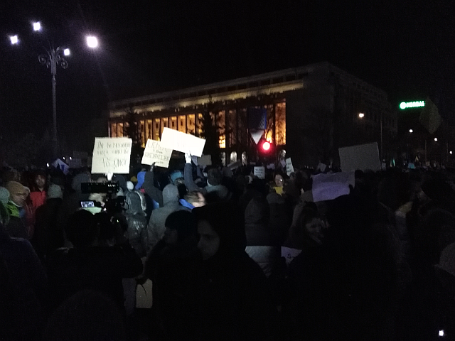 Protestele de marți seară au marcat respingerea OUG 13 în Parlament