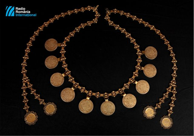 Décembre 2019 – collier de 10 grandes pièces de monnaie