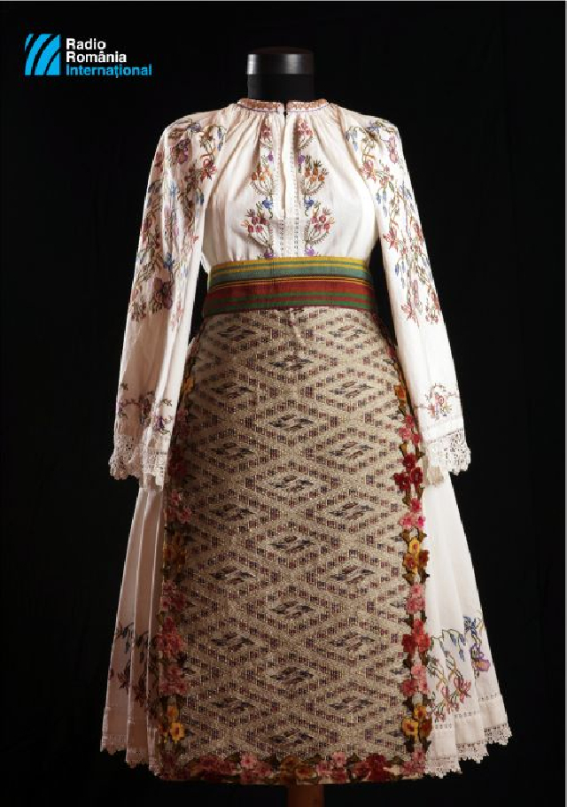 Mai 2019 – costume traditionnel de fête porté par les femmes de Pàru, département de Timis