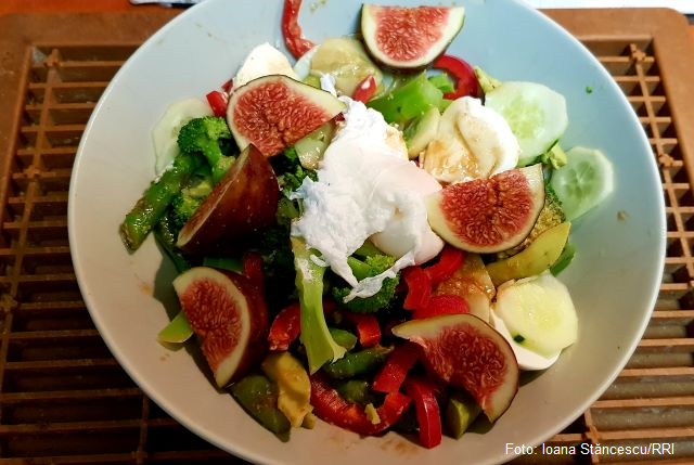 La salade composée aux légumes de saison, aux figues et à l’œuf poché