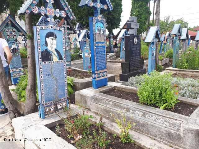 La tradición de las cruces pintadas con epitafios continúa en Săpânța