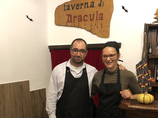 Raisa si Mihai – proprietarii restaurantului Taverna lui Dracula din Tivoli