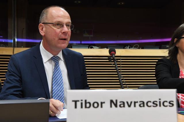 Comisarul european Tibor Navracsics, în dialog cu cetăţenii la Bucureşti