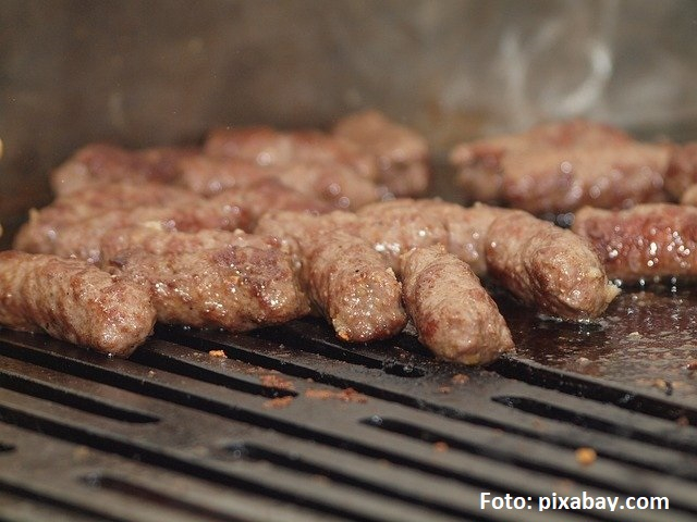 Mici – rumänische Würstchen aus Hackfleisch