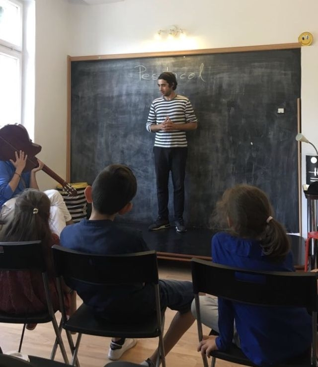 Apprendre le français par le théâtre