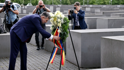 הנחת זר פרחים באנדרטת השואה בברלין