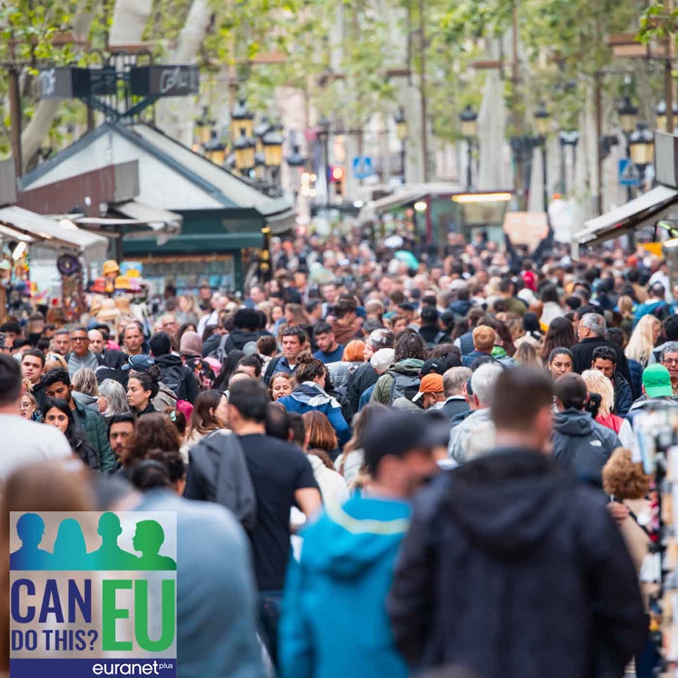 Mulțime de turiști care se plimbă pe strada La Rambla din Barcelona, ​​Spania (foto: muratart_on_Shutterstock)