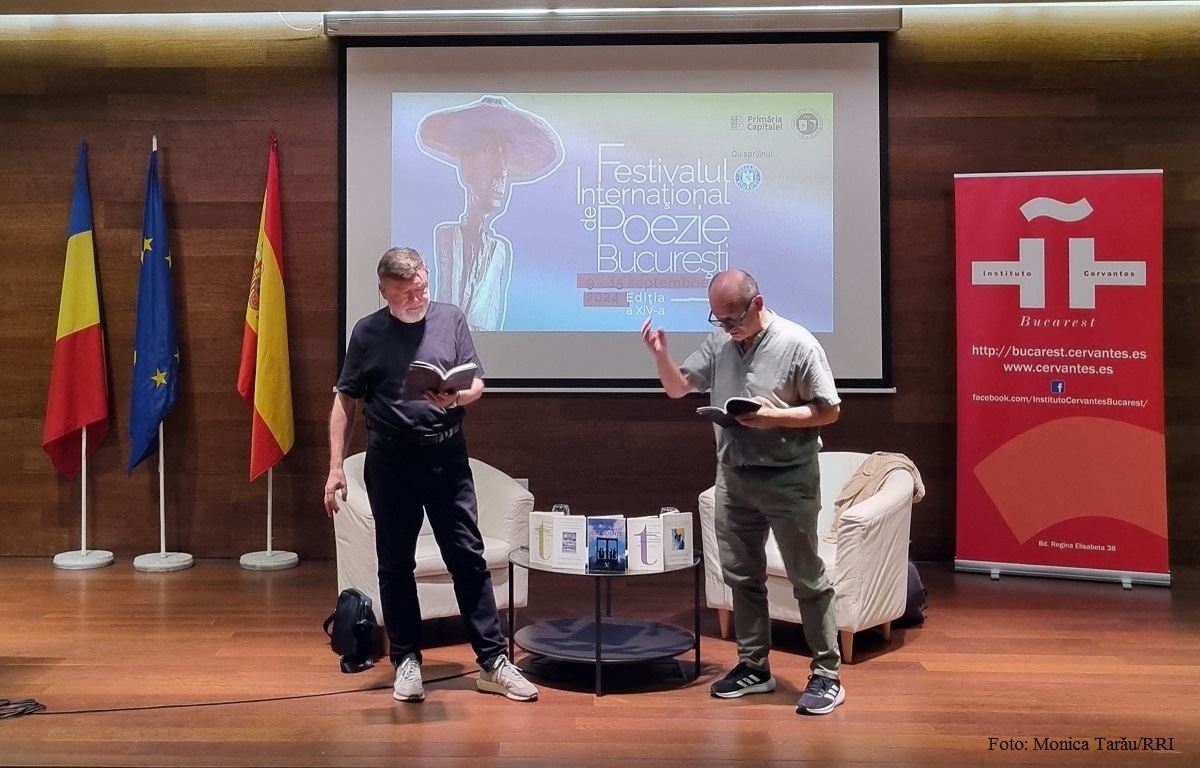 Foto: Monica Tarău/RRI - Matei Vișniec (izquierda) y Evelio Miñano Martínez (derecha), en el Instituto Cervantes de Bucarest