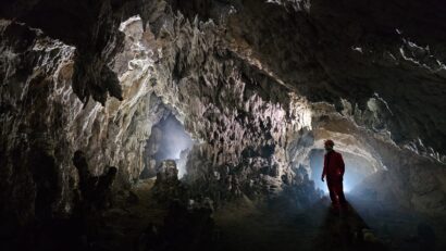 Tourisme spéléologique dans les Monts Aninei