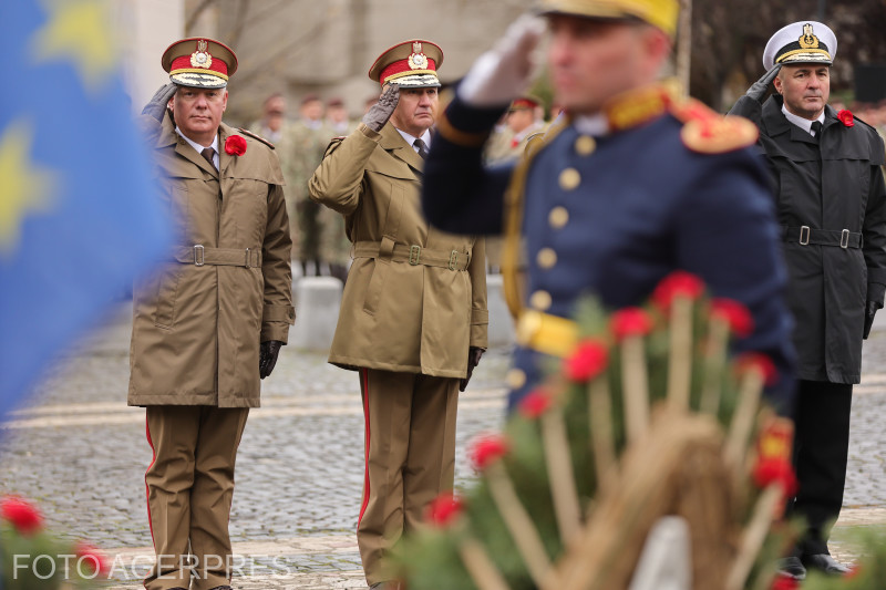 Ceremonie la Monumentul Eroilor căzuți în teatrele de operații / Foto: Agerpres