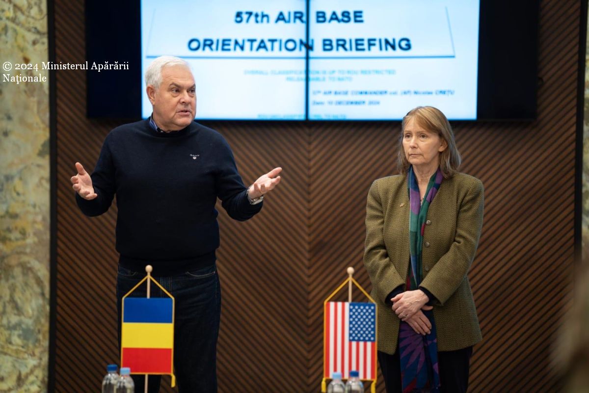 Angel Tîlvăr and US ambassador Kathleen Kavalec, visit Airbase 57: Photo MApN