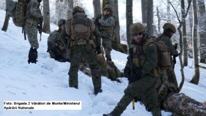 Joint training of Spanish military of the NATO Battle group and the Romanian Mountain Hunters.