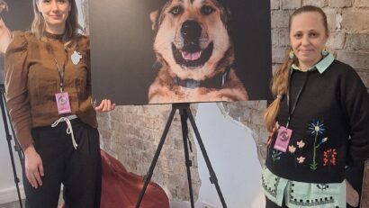 Olivia Sandu (l.i.B.) und Laura Fincu von der Sache Foundation mit Bild der Hündin Hiena, die immer noch ein Zuhause sucht (Foto: Ana Nedelea)